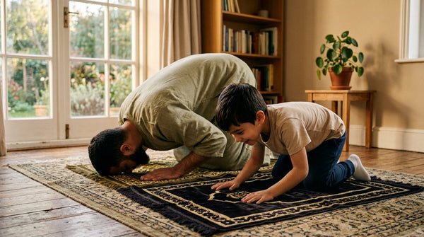 Enfant qui apprend à prier sur le tapis de prière Sakīna