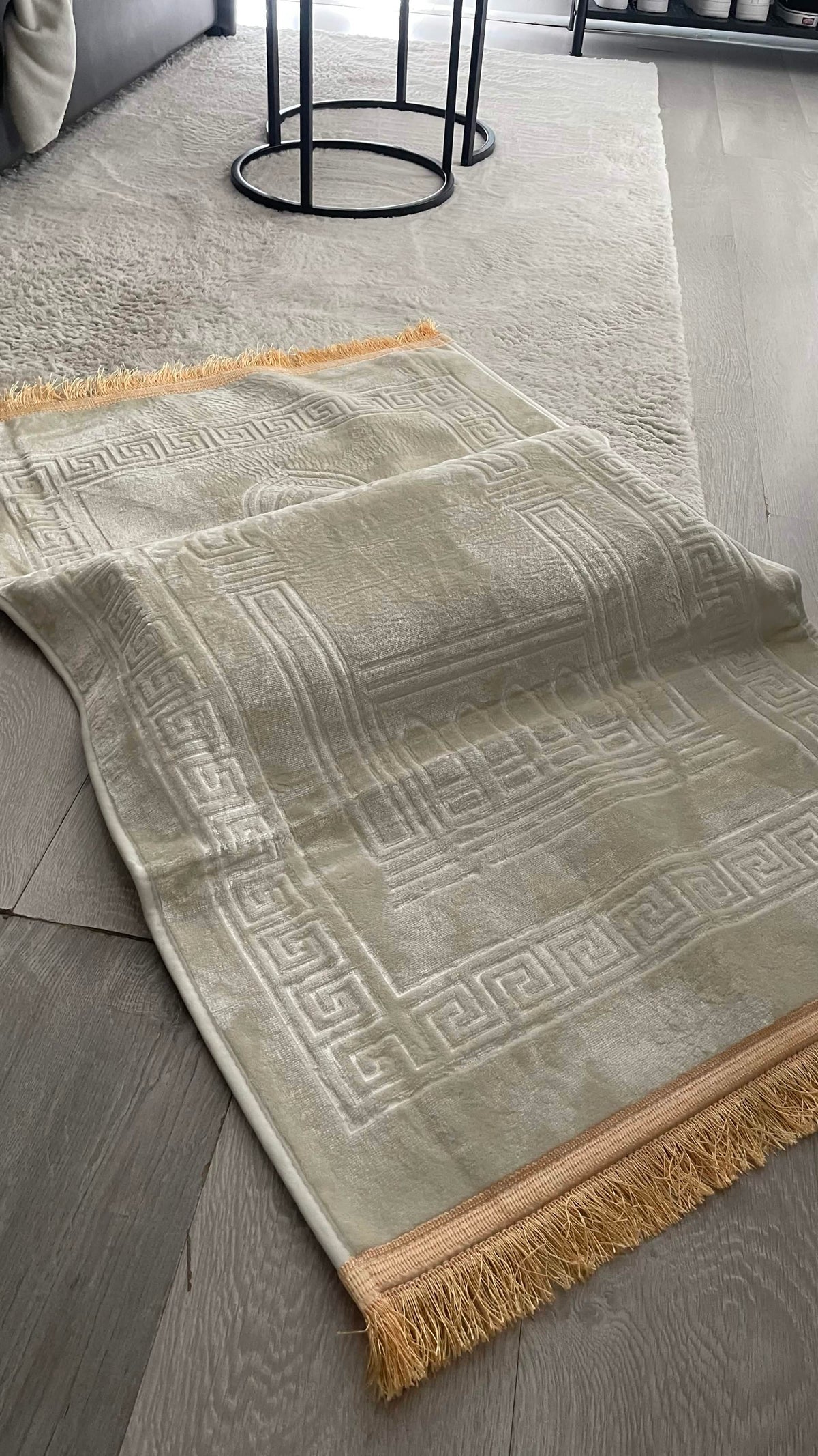 Tapis de prière Sakīna blanc, confort pour les pieds et les orteils pendant la prosternation