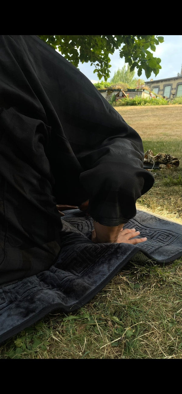 Prosternation sur le tapis de prière Sakīna, guide pour prier sans douleur