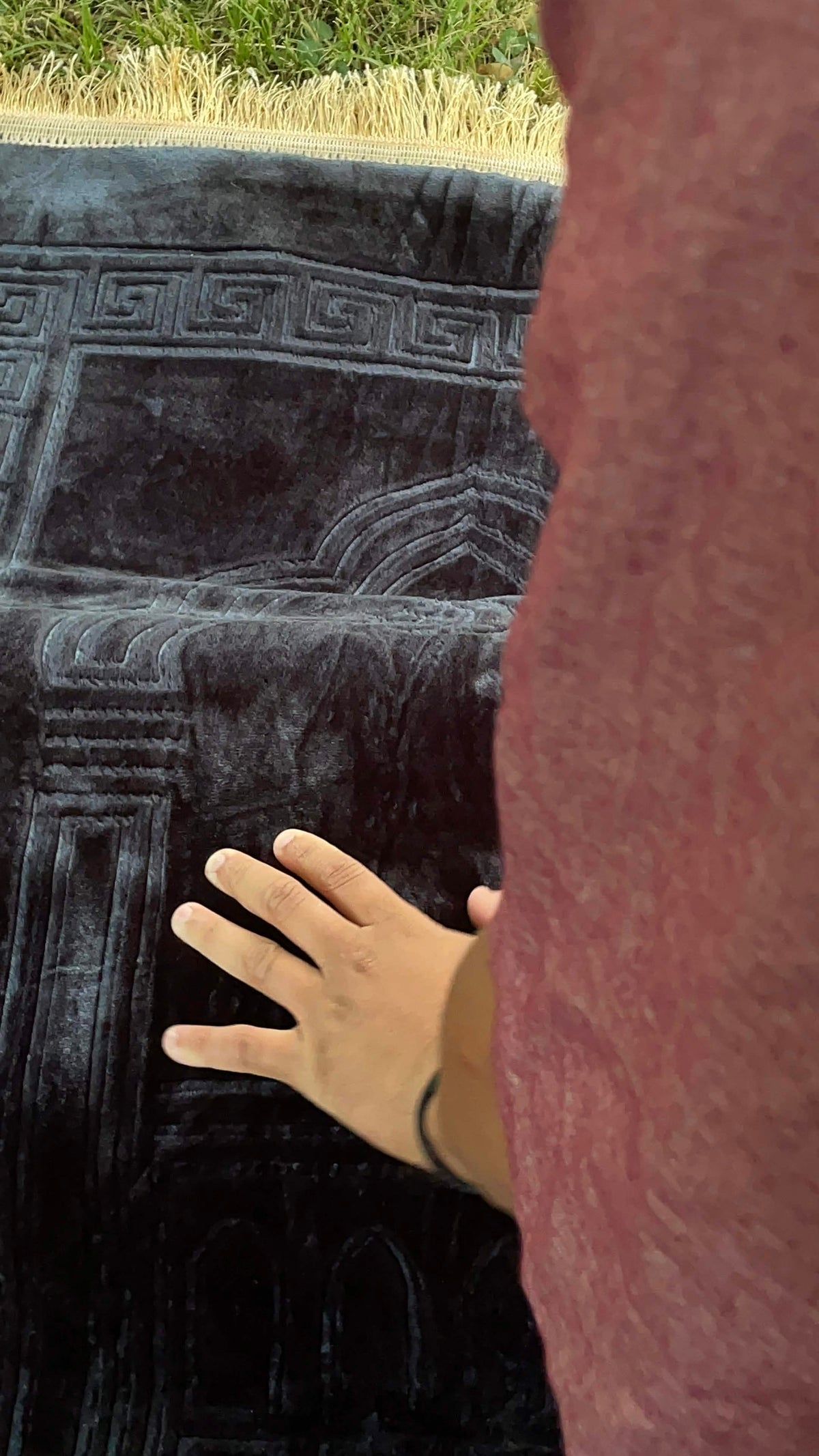 Comparaison entre un tapis de prière classique et le tapis Sakīna avec mousse de protection