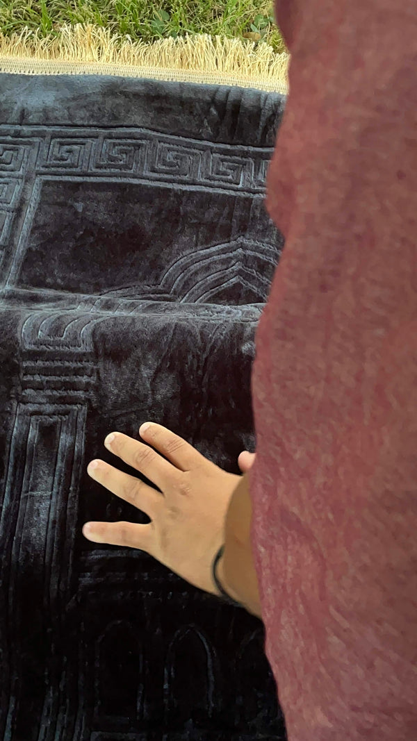 Tapis de prière classique ou tapis Sakina : quelle différence ?