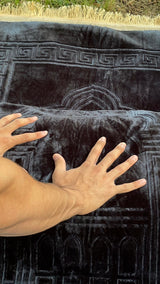 Gros plan sur la mousse à mémoire de forme du tapis de prière Sakīna