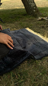 Tapis de prière Sakīna déroulé en extérieur, velours épais à motifs