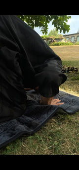Prosternation sur le tapis de prière Sakīna en extérieur, position de sujud