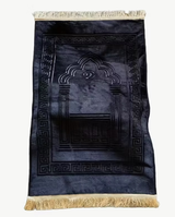 Tapis de prière Sakīna noir avec motif mihrab et franges dorées